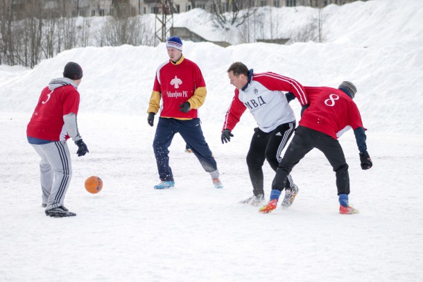 Мини-футбол на снегу: полицейские одолели «финансистов» 