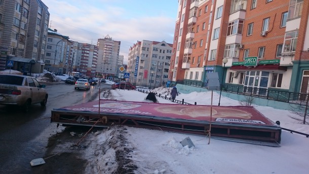 Народный корреспондент: «Ветер уронил рекламный щит в центре Сыктывкара»